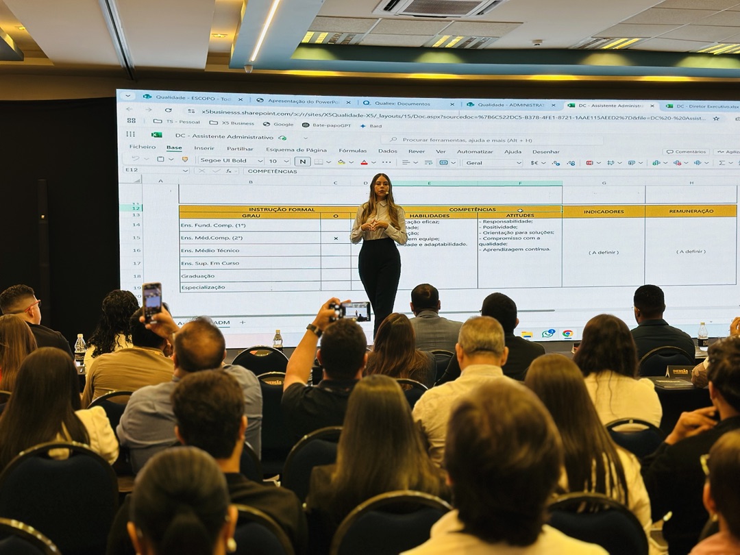Tainá Santana apresentando conteúdo de gestão em um evento ao vivo